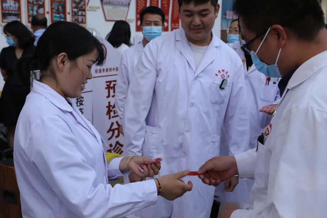 “全民健康日”活動(dòng)-昭通李景鏵中醫(yī)骨傷醫(yī)院