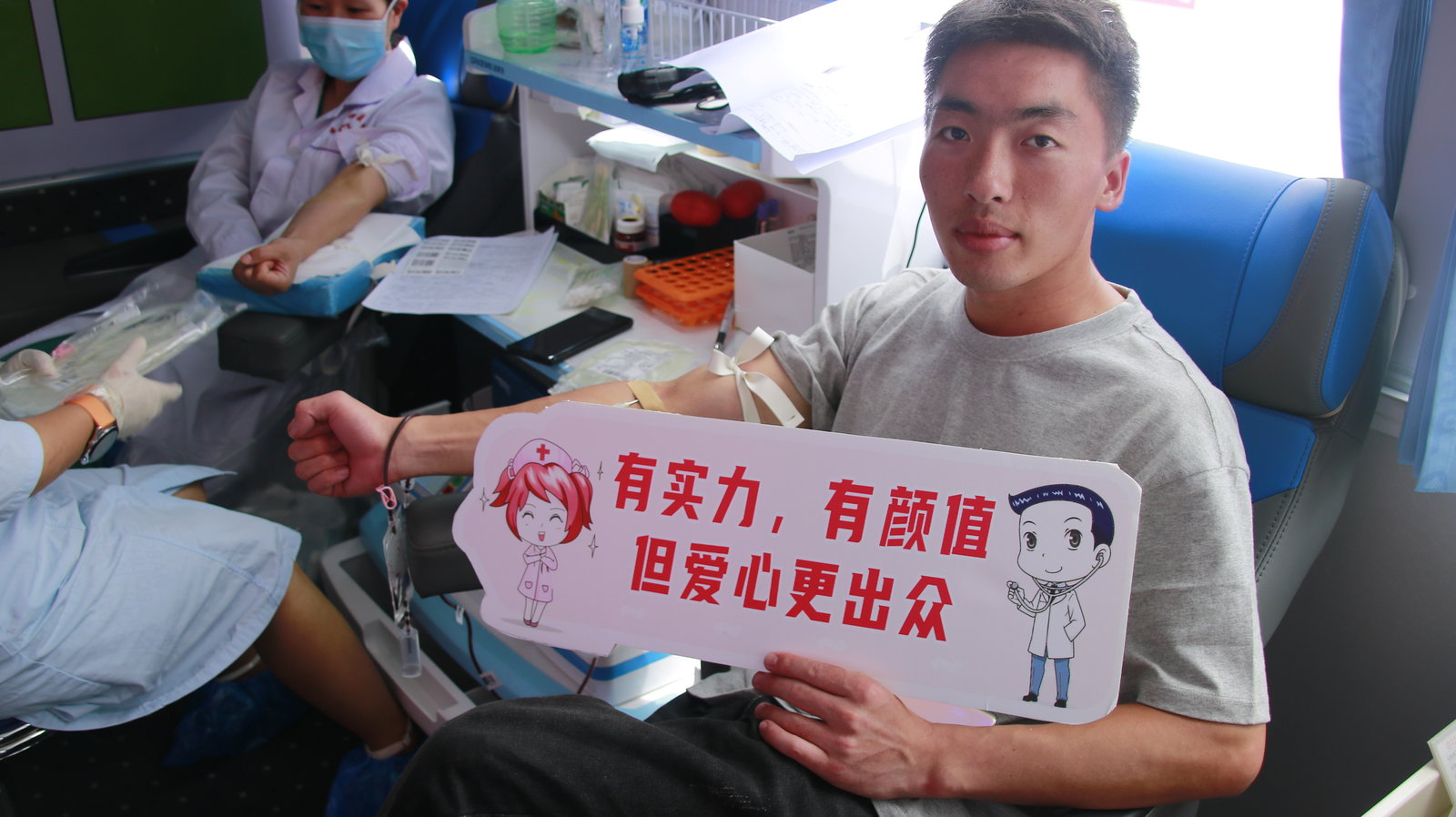 奉獻(xiàn)白衣熱血,點(diǎn)燃生命之火 - 無償獻(xiàn)血活動(dòng)-昭通李景鏵中醫(yī)骨傷醫(yī)院